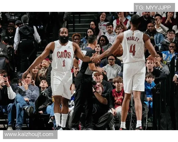 篮网鏖战老鹰核心对决展现团队韧性与明星球员关键时刻统治力